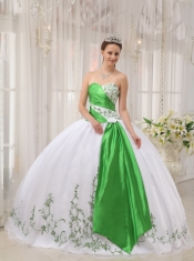 White Ball Gown Sweetheart Floor-length Organza Embroidery Quinceanera Dress