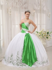 White Ball Gown Sweetheart Floor-length Organza Embroidery Quinceanera Dress
