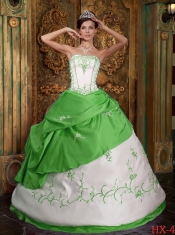 2014 Sleeveless Strapless Spring Green and White Floor-length Cheap Quinceanera Dresses