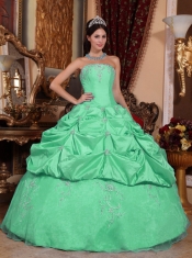 Classical Quinceanera Dresses In Wine Red Ball Gown Strapless With Taffeta and Tulle Appliques