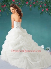 2015 Inexpensive Sweetheart Beading and Pick-ups Quinceanera Dresses in White
