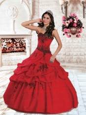 2014 Luxurious Sweetheart Organza Red Quinceanera Dress with Appliques and Pick Ups