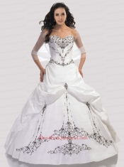 Inexpensive Embroidery Sweetheart White Quinceanera Gown with Appliques