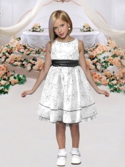 Formal Scoop Knee-length Embroidery Flower Girl Dresses in White
