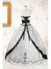 2015 Customize Embroidery White and Black Quinceanera Dresses
