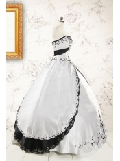 2015 Customize Embroidery White and Black Quinceanera Dresses