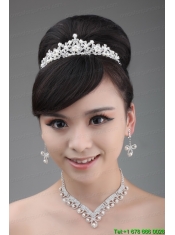 Tiara and Necklace in Luxurious Pearl and Alloy