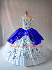 Popular Organza Off The Shoulder Sleeveless Lace Up Embroidery and Ruffles 15th Birthday Dress in Blue And White