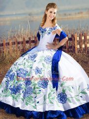 Beautiful Floor Length Column/Sheath Sleeveless Blue And White Quince Ball Gowns Lace Up