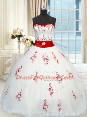 Beauteous White Ball Gowns Sweetheart Sleeveless Tulle Floor Length Lace Up Appliques and Belt Sweet 16 Quinceanera Dress