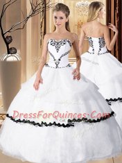 Luxurious White Ball Gowns Organza Sweetheart Sleeveless Beading and Embroidery Floor Length Lace Up Vestidos de Quinceanera