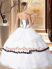 Luxurious White Ball Gowns Organza Sweetheart Sleeveless Beading and Embroidery Floor Length Lace Up Vestidos de Quinceanera