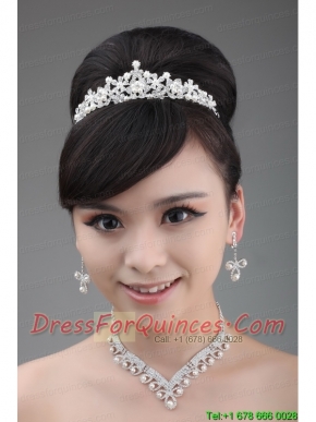 Tiara and Necklace in Luxurious Pearl and Alloy