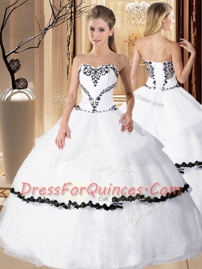 Luxurious White Ball Gowns Organza Sweetheart Sleeveless Beading and Embroidery Floor Length Lace Up Vestidos de Quinceanera