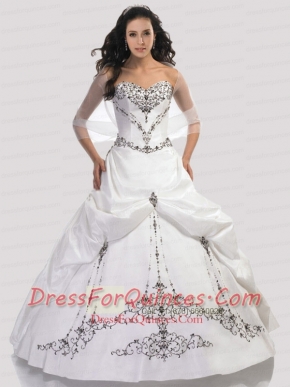 Inexpensive Embroidery Sweetheart White Quinceanera Gown with Appliques