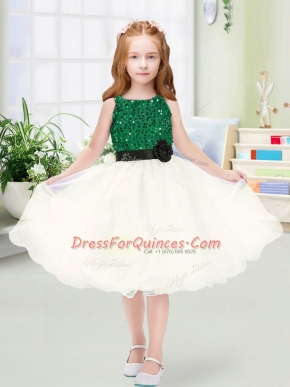Graceful Knee Length Zipper Flower Girl Dress Champagne for Wedding Party with Sequins and Hand Made Flower