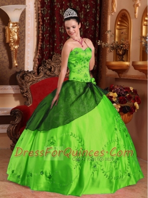 Classical Quinceanera Dresses With Satin Embroidery And Beading In Spring Green Ball Gown Sweetheart