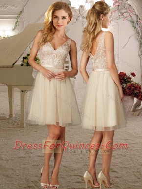 Cheap Fashionable Deep V Neck Champagne Short Dama Dress with Appliques