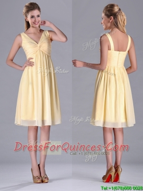Empire Light Yellow V Neck Knee Length Short Dama Dress with Ruching