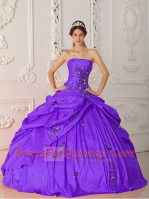 Elegant Classical Quinceanera Dresses In Purple Ball Gown Strapless With Taffeta Appliques