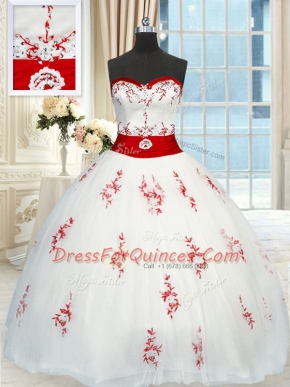 Beauteous White Ball Gowns Sweetheart Sleeveless Tulle Floor Length Lace Up Appliques and Belt Sweet 16 Quinceanera Dress